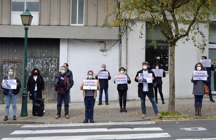 Concentración de Queremos Galego ante el Parlamento de Galicia