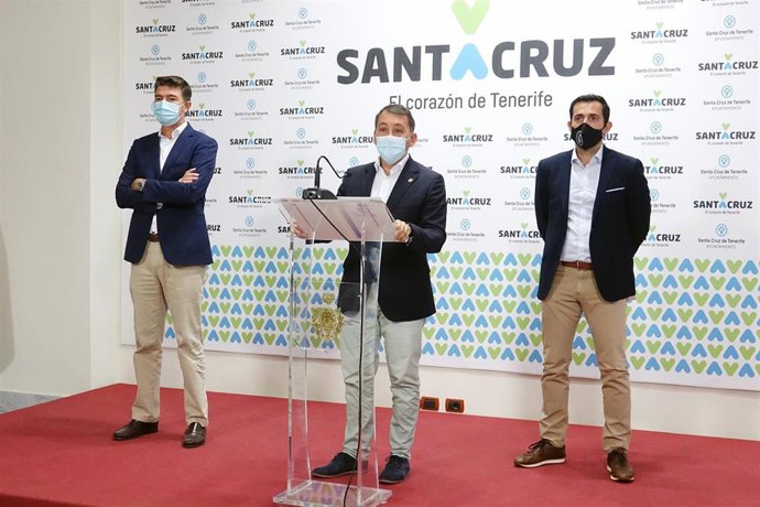 El alcalde de Santa Cruz de Tenerife, José Manuel Bermúdez; el concejal de Servicios Públicos, Guillermo Díaz Guerra, y el concejal de Hacienda, Juan José Martínez