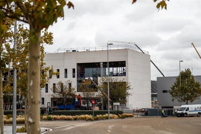 Grúas junto a las obras del nuevo Hospital de Emergencias de la Comunidad de Madrid, el Hospital Isabel Zendal, en la zona de Valdebebas, Madrid (España), a 22 de octubre de 2020.