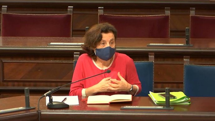 La consellera de Asuntos Sociales y Deportes, Fina Santiago, expone el presupuesto de su área para 2021 en el Parlament.