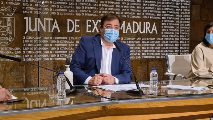El presidente de la Junta de Extremadura, Guillermo Fernández Vara, en rueda de prensa