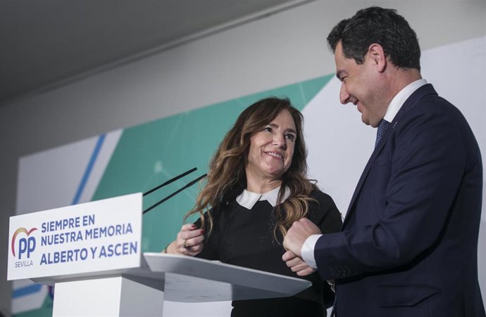 El presidente de la Junta de Andalucía, Juanma Moreno (d) junto a la eurodiputada popular y hermana del asesinado, Teresa Jiménez-Becerril durante el acto homenaje del PP de Sevilla a la memoria de Alberto Jiménez -Becerril y Ascensión García. En Sevill