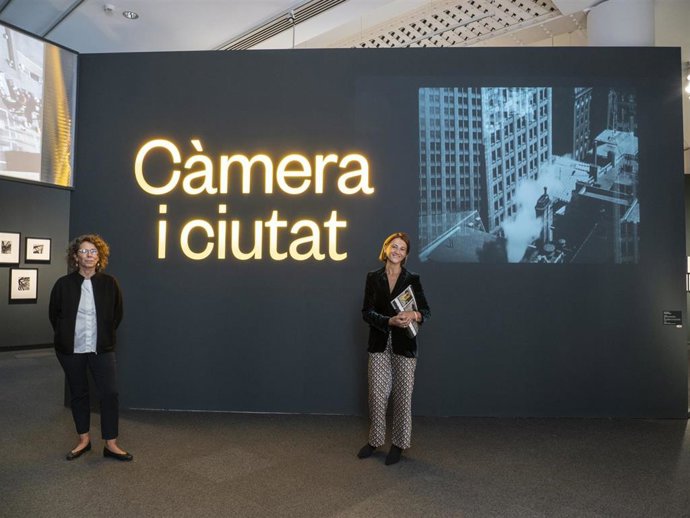 La asesora y doctora en Historia del Arte, Marta Dahó, y la directora de CaixaForum Palma, Margarita Pérez-Villegas, durante la presentación en CaixaForum Palma de la exposición Cámara y ciudad. La vida urbana en la fotografía y el cine.
