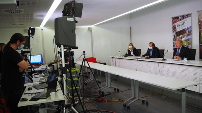 Imatge del president de la FCAC, Ramon Sarroca, amb altres membres de l'entitat, durant l'assemblea general que s'ha celebrat de forma telemtica, l'11 de novembre del 2020. (Horitzontal)