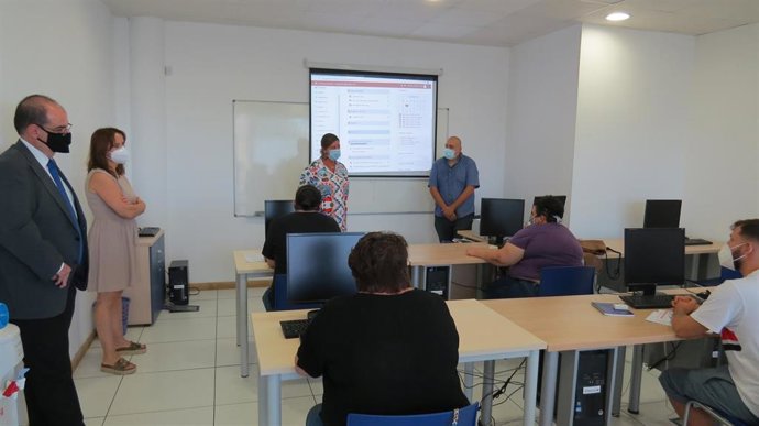 Foto de archivo de un curso para formar a personas con discapacidad en perfiles tecnológicos del PTA, Fundación ONCE e Inserta Empleo  