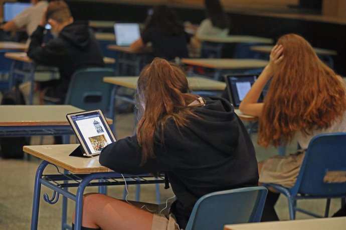 Alumnos atienden desde su ordenador clases virtuales impartidas en un colegio de Madrid