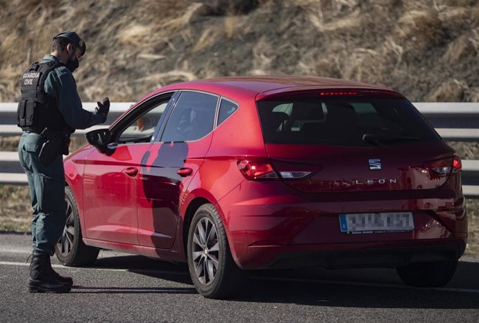Un agente de la Guardia Civil realiza un control de movilidad 