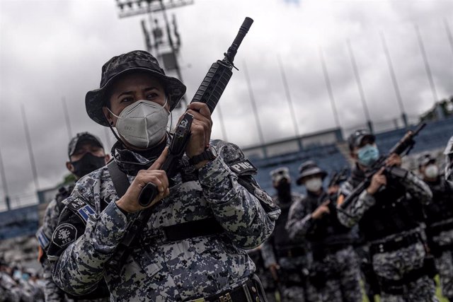 Policías con mascarilla en San Salvador