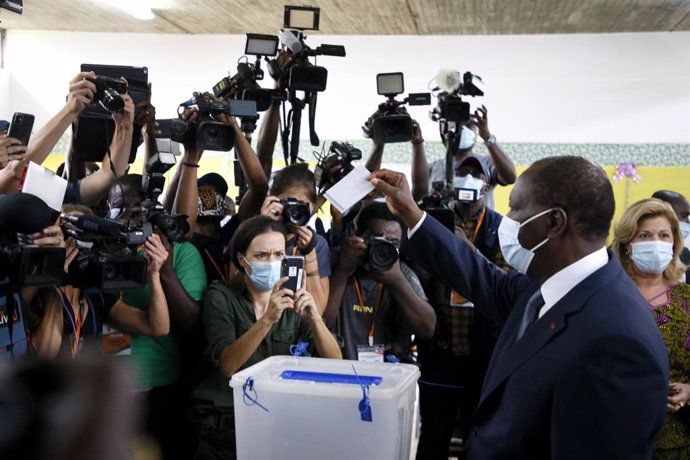 El presidente Alassane Ouattara vota en las elecciones de Costa de Marfil
