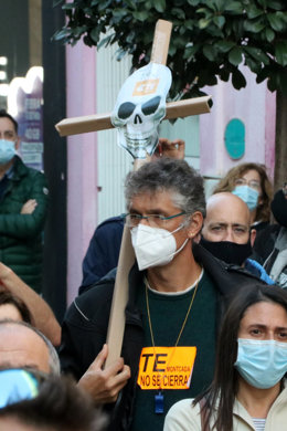 Pla mitj d'un manifestant contra el tancament de TE Connectivity a Montcada i Reixac durant la protesta de l'11 de novembre del 2020 (vertical)