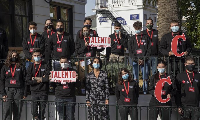 Carmen Ponce, en el centro, junto a los participantes de Talento Cruzcampo