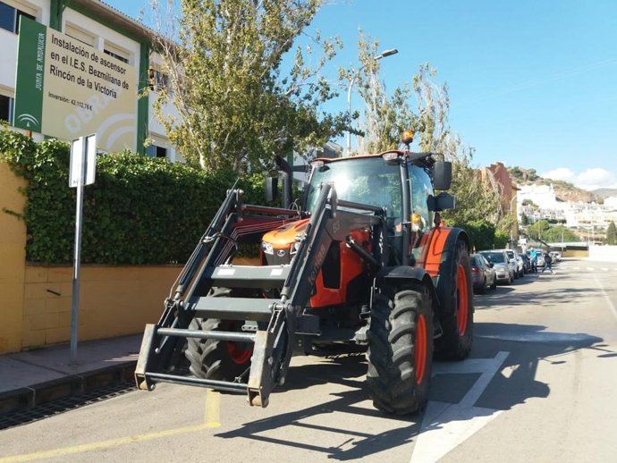 Tractor que efectua tareas de limpieza en calles del municipio malagueño de Rincón de la Victoria frente al COVID-19