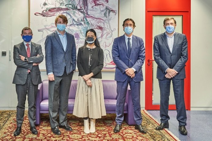 Foto de familia del debate La industria 4.0 y el sector de la Automoción, organizado por IFEMA