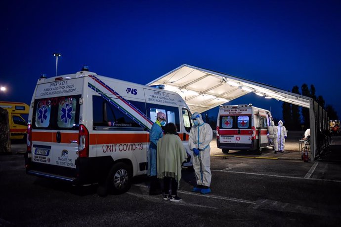 09 November 2020, Italy, Milan: Health workers speak to a woman next to ambulances during a test campaign for coronavirus (Covid-19) patients set up by the Army in Via Novara. Photo: Claudio Furlan/LaPresse via ZUMA Press/dpa