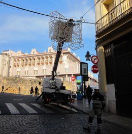Operarios montan alumbrado navideño en Córdoba, en una imagen de archivo.