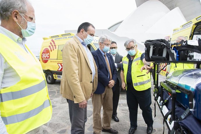 Los consejeros de Sanidad y Administraciones Públicas del Gobierno de Canarias, Blas Trujillo y Julio Pérez, observan las nuevas ambulancias del SCS