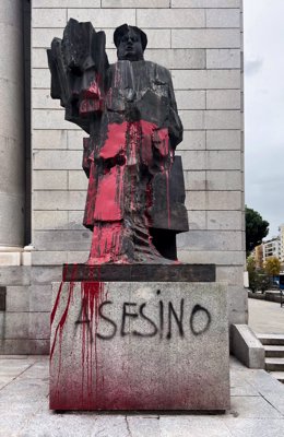 Estatua de Indalecio Prieto en la Plaza San Juan de la Cruz, en Madrid (España).