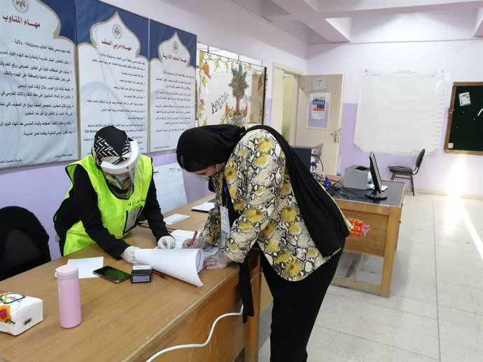 Una mujer vota durante las elecciones parlamentarias en Jordania