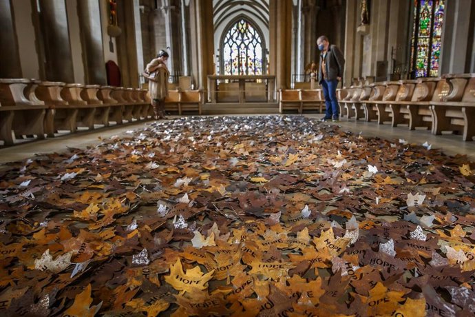 Un memorial por las víctimas de la COVID-19 en Reino Unido instalado en la Catedral de Sheffield. 