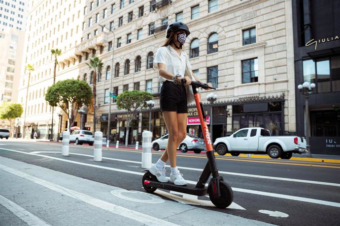 Una persona en un patinete eléctrico de Spin.
