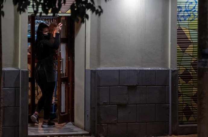 Imagen del 25 de octubre de cierre de bares en Sevilla a las 22.00 horas por las medidas de la Junta de Andalucía para paliar la pandemia del Covid.19. 