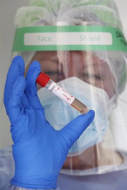 Una enfermera realiza test PCR para la detección del COVID-19.