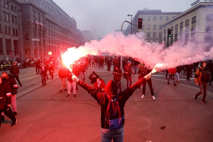 Manifestantes de ultraderecha salen a la calle en Polonia por el Día de la Independencia.
