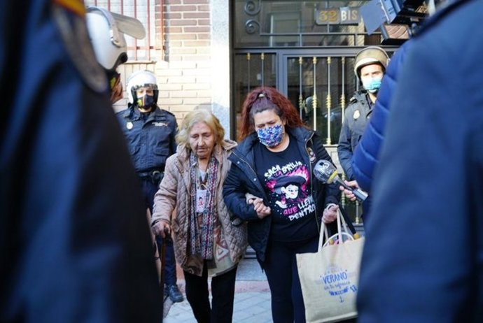 Desahuciada una mujer víctima de malos tratos, su madre de 82 años y sus dos hijas menores