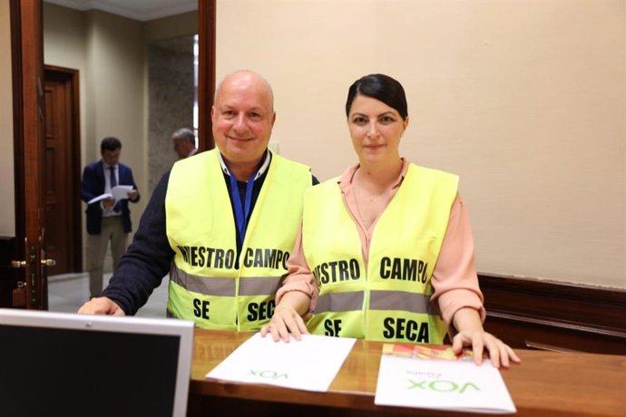 El presidente provincial de Vox en Granada, Manuel Martín Montero, y la diputada Macarena Olona, en imagen de archivo