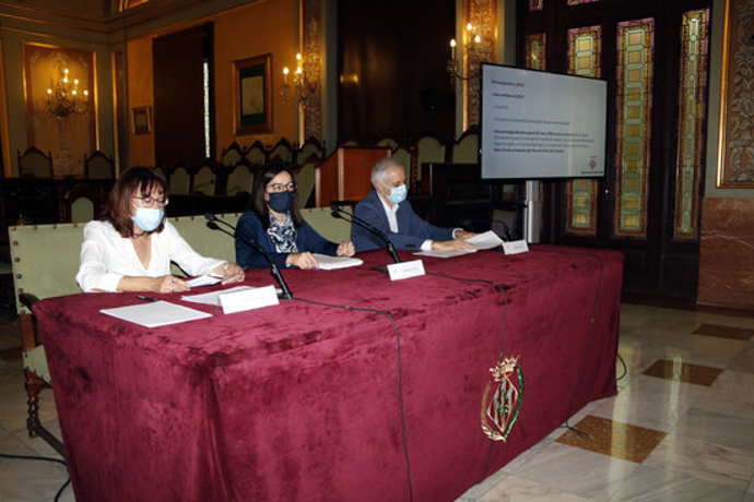 Pla mitj on es pot veure un moment de la presentació dels pressupostos 2021 de la Paeria, amb la tinent d'alcalde Jordina Freixanet i la regidora de Finances, Montse Pifarré, l'11 de novembre de 2020. (Horitzontal)