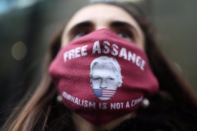 Una manifestante a favor de la liberación de Julian Assange.