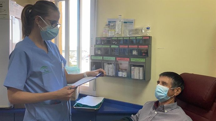 Un paciente en la Unidad de Hematología del Hospital de Linares.