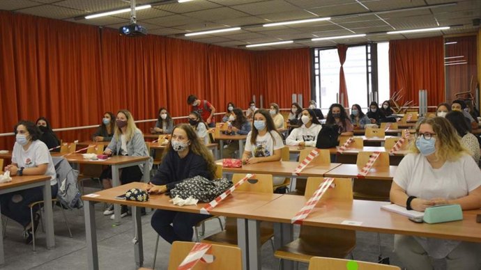 Alumnado de la UVigo durante una clase impartida en la Facultad de Historia
