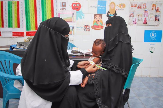 Control de desnutrición de un niño en Yemen