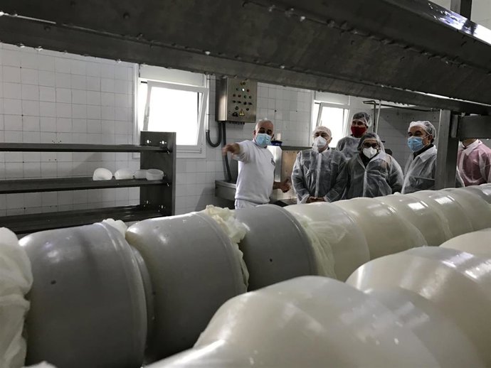 El delegado del Gobierno, Javier Losada, visita Lácteos Anzuxao