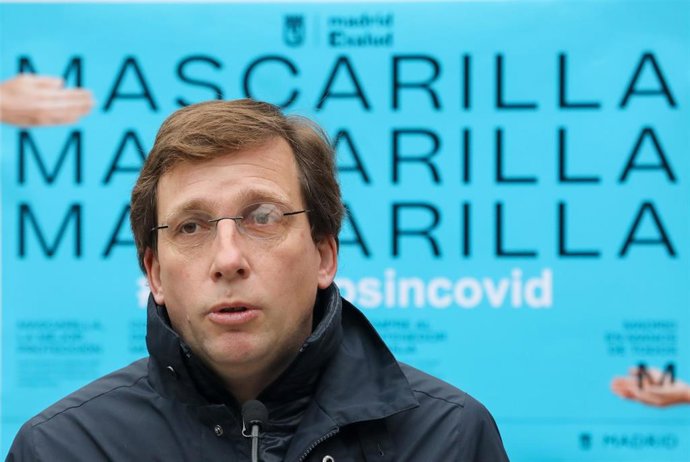 El alcalde de Madrid, José Luis Martínez-Almeida, durante su visita a un punto de información para prevenir la transmisión de la Covid-19 que Madrid Salud y SAMUR-Protección Civil han instalado en el distrito de Chamartín, en Madrid (España), a 28 de oc