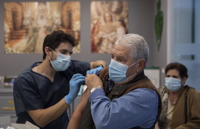 Un hombre se vacuna en la Casa de Hermandad de la Macarena, durante la administración de vacunas contra la gripe a personas mayores de 65 años. En Sevilla (Andalucía, España), a 27 de octubre de 2020.