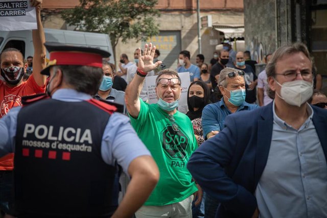 Miembros de Stop Desahucios, en la  Plaza Antonio Machado, Badalona, Barcelona, Catalunya (España), a 17 de septiembre de 2020.