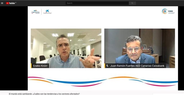 Eneko Knörr en la conferencia con Juan Ramón Fuertes, director de CaixaBank en Canarias y vicepresidente de AED Canarias,