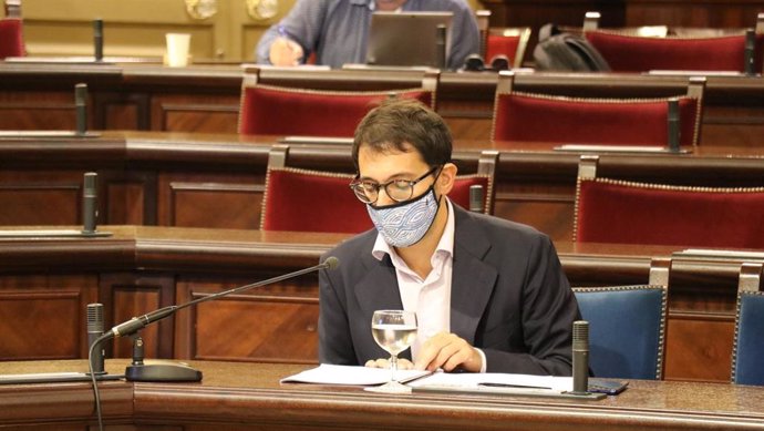 El conseller de Modelo Económico, Turismo y Trabajo, Iago Negueruela, durante una comparecencia en el Parlament.
