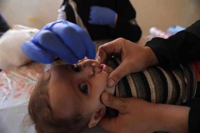 Un bebé de tres meses recibe una vacuna oral en Idlib, Siria.