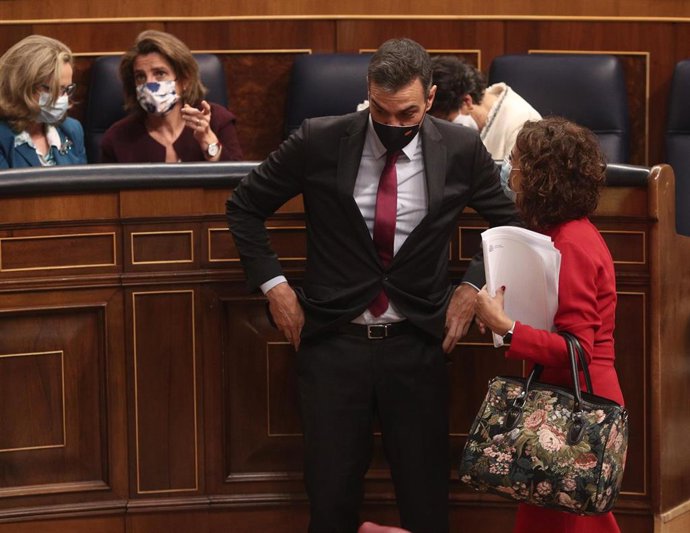 El presidente del Gobierno, Pedro Sánchez, conversa con la ministra de Hacienda, María Jesús Montero (d), al término de la primera parte del pleno de Debate de totalidad del Proyecto de Ley de Presupuestos Generales del Estado para el año 2021.
