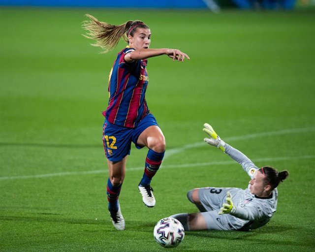 Patri Guijarro regatea a Peyraud-Magnin para hacer el 1-0 en el FC Barcelona-Atlético de Madrid de la Primera Iberdrola 2020-2021
