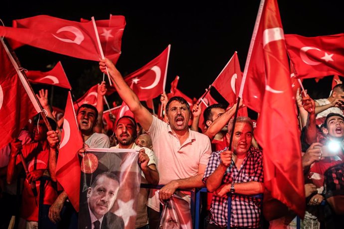 Manifestación contra el intento de golpe militar en Turquía