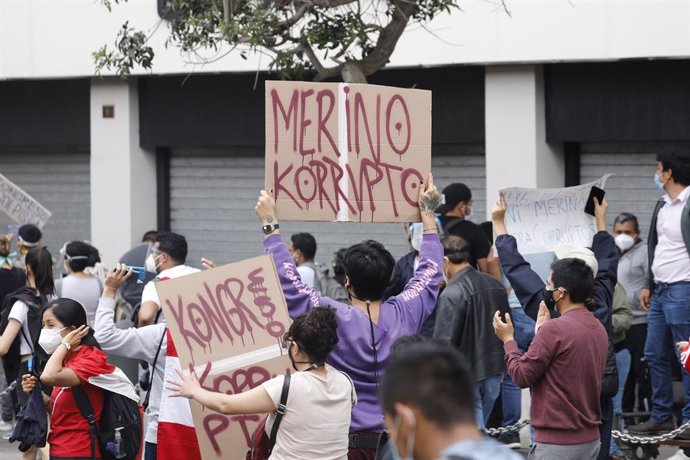 Protestas en Lima por la decisión del Congreso de Perú de destituir al presidente Martín Vizcarra por corrupción.