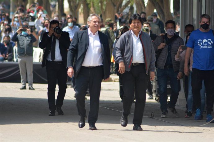 El presidente de Argentina, Alberto Fernández, acompañando al expresidente boliviano Evo Morales de regreso a Bolivia.