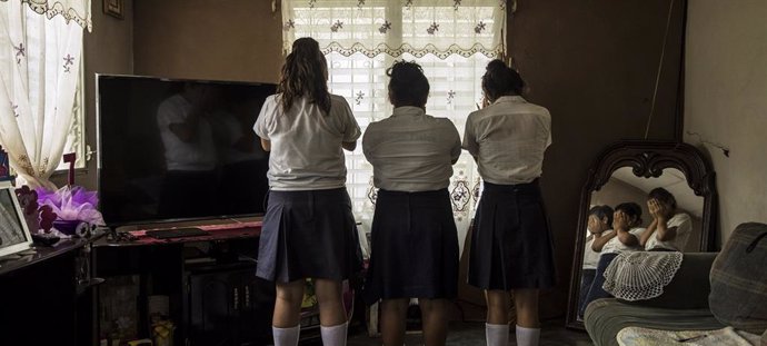 Tres chicas de Progreso, Honduras, de 13 y 14 años, son víctimas de acoso en su escuela.
