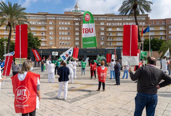 Concentración de personal sanitario  en Hospital Virgen del Rocío de Sevilla contra la orden del SAS, foto de archivo