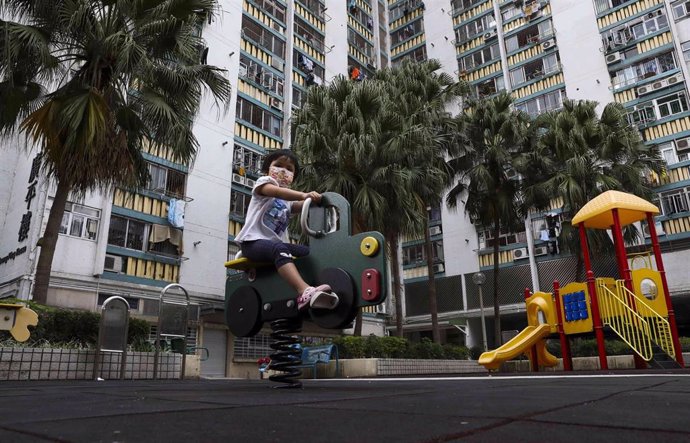 Un niño juega en un parque infantil de Hong Kong.