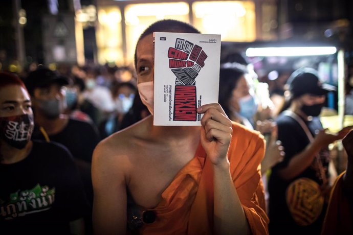 Un monje budista durante las recientes manifestaciones pro-democracia contra el Gobierno de Tailandia.